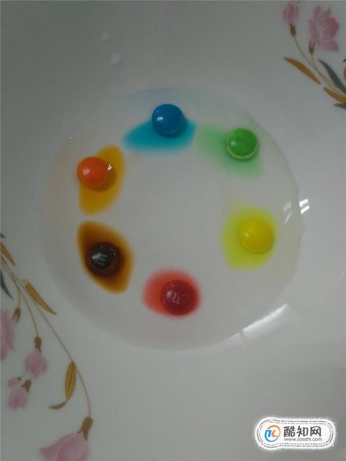 科学小实验：巧克力糖溶解变彩虹