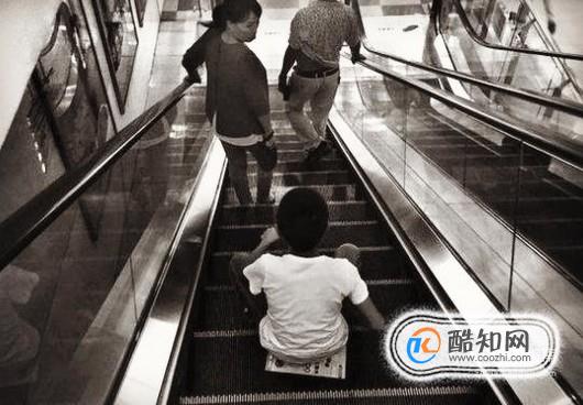 孩子乘手扶梯如何防止意外事件的发生？