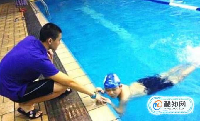 小孩学游泳怕水怎么办