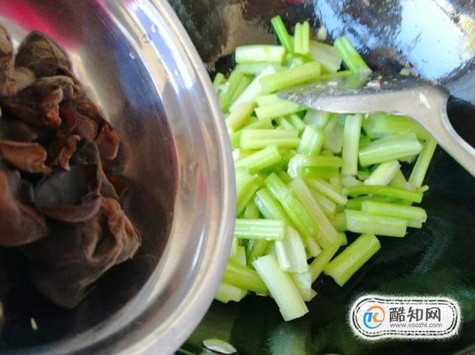 怎样做好吃的芹菜木耳炒肉？