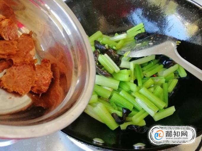 怎样做好吃的芹菜木耳炒肉？
