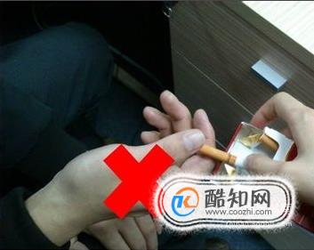 日常生活中朋友发烟, 正确的接烟方式你知道吗?
